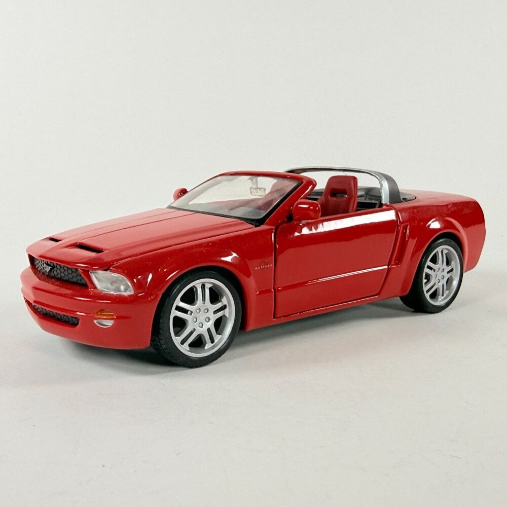 Maisto Ford Mustang Gt Convertible DieCast 1:24 Car Red w/ Open Doors & Hood